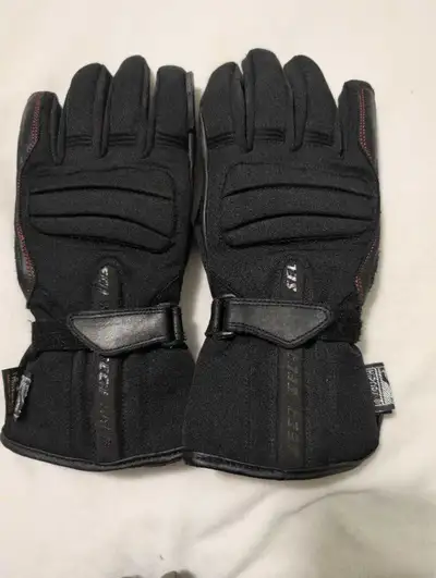 These are a pair of SECA Secla motorcycle gloves, perfect for motorcycle riding. These gloves have b...