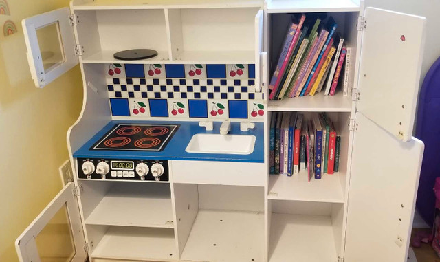 Kids play kitchen/storage unit in Toys & Games in Mississauga / Peel Region - Image 2