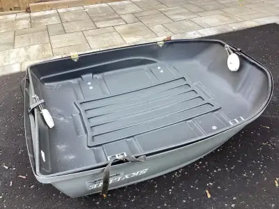 Car roof top cargo carrier for sale. Used only a few time. Asking $100.00