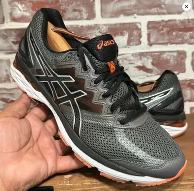 ASICS GT2000 Running Shoes Black Grey w/ Hits of Orange Great Condition, barely worn Mens Sz 10 Shoe...