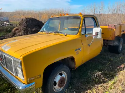 1985 GMC Sierra 3500 6.2 diesel rear wheel drive dump truck. Truck needs work. It ran when I parked...