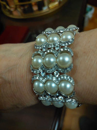 Beautiful pearl and rhinestone bracelet 