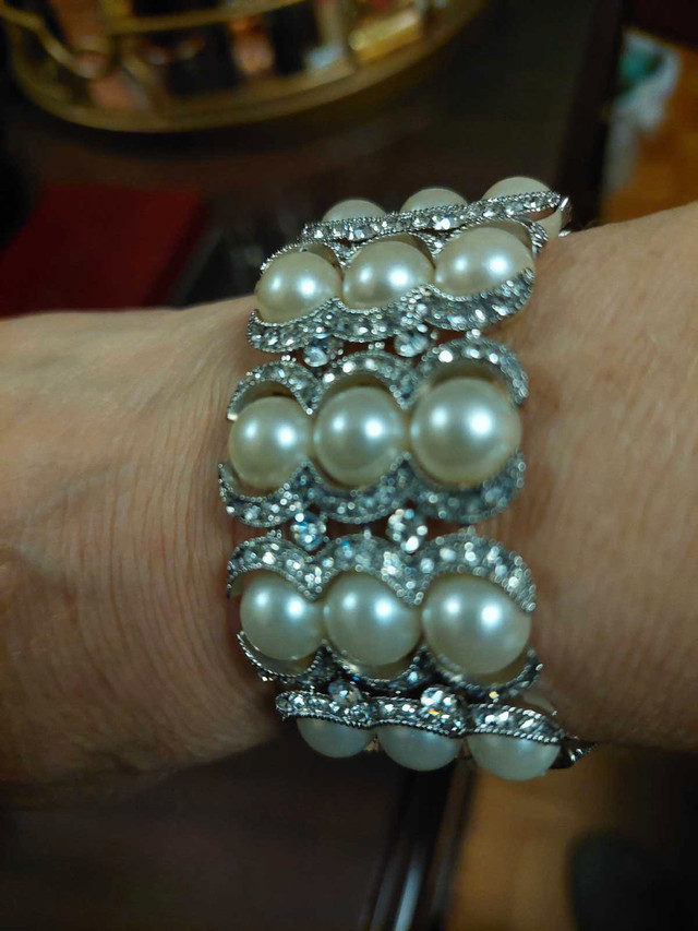 Beautiful pearl and rhinestone bracelet  in Jewellery & Watches in City of Toronto