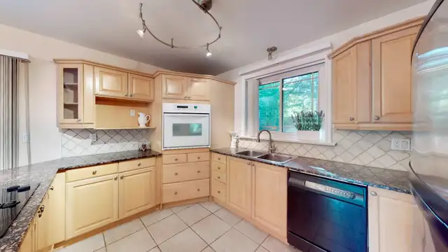 NORTH YORK BAYVIEW YORKMILLS  HOUSE 3 ROOM +2 BATH + PARKING in Short Term Rentals in City of Toronto - Image 3