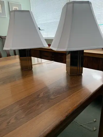 Deux petites lampes de table en miroir fumé à trois niveaux d’intensité , idéale, pour chambre, à co...