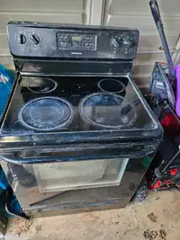 Frigidaire electric black Oven/Cuisinière noire électrique 