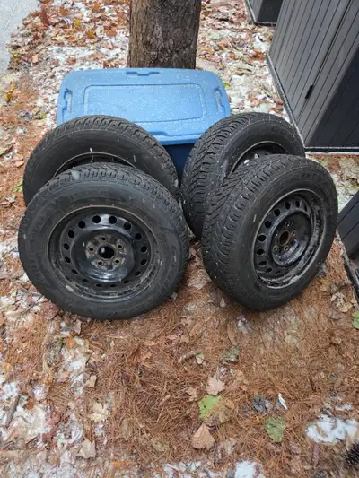 4 pneus d'hiver GOODYEAR 205/65R15 94T sur rims a vendre + 2 pneus d'hiver sans rims en bonus. (514)...