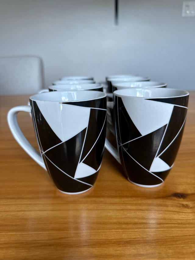 Ensemble de 8 tasses noir et blanc  dans Vaisselle et articles de cuisine  à Longueuil/Rive Sud - Image 3