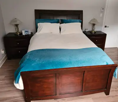 Ensemble de chambre à coucher en bois brun foncé pour lit queen, tête de lit en bois et cuir, pied d...