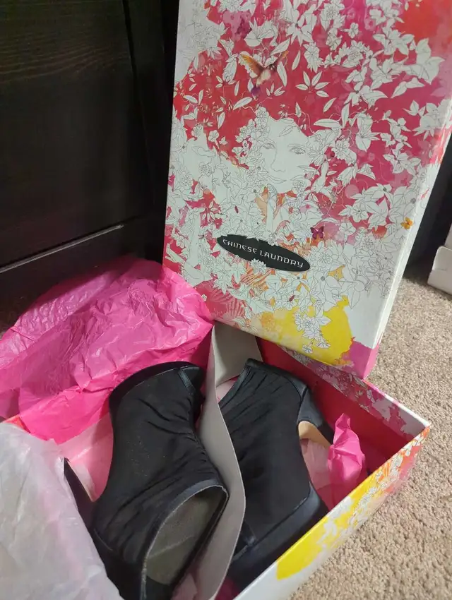 Chinese Laundry Women Black High Heels Size 6 in Women's - Shoes in Calgary - Image 2