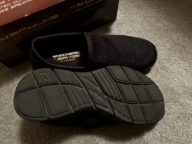 Men's Skechers- Casual Slip-on, Memory Foam- Great Travel Shoe in Men's Shoes in Kitchener / Waterloo - Image 4
