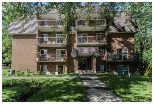 Grand condo 51/2, INCLU WIFI PRO ILLIMITÉ, Parking Privé/déneigé in Long Term Rentals in Laurentides - Image 3