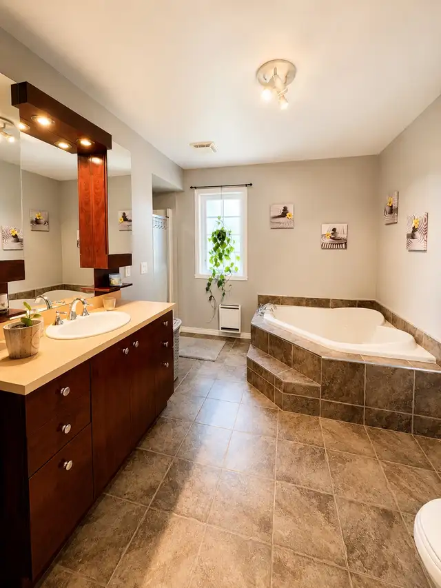 A QUI LA CHANCE CLÉE EN MAIN  in Houses for Sale in West Island - Image 8