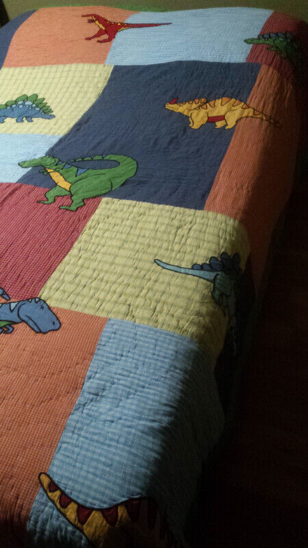 HAND MADE QUILT WITH EMBROIDERED DINOSAURS DOUBLE BED SIZE in Bedding in Stratford - Image 4