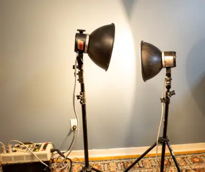 Norman P2000D Power source with lights, Norman Tri-Lite modelling strobe light, 11 varied light stan...