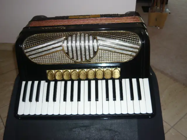MAGNIFIQUE ACCORDÉON PIANO HOHNER in Pianos & Keyboards in City of Montréal - Image 3