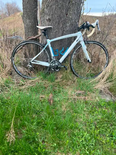 Vélo de route Norco en carbone.modèle de la gamme Valence.Grandeur small ,recommandé pour femme de 5...