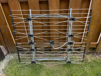 Dual head adjustable digital tv antenna. Excellent condition. Free tv true high definition.