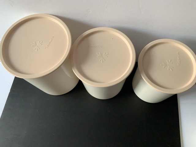 Vintage Tupperware Canister Set in Arts & Collectibles in Oshawa / Durham Region - Image 2