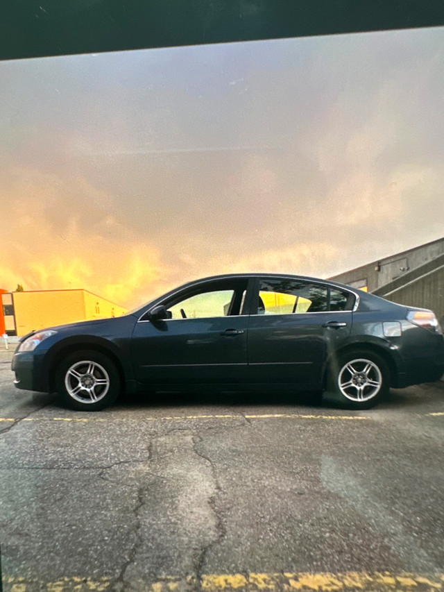 2009 Nissan Altima only 3,999 $ in Cars & Trucks in Edmonton - Image 2