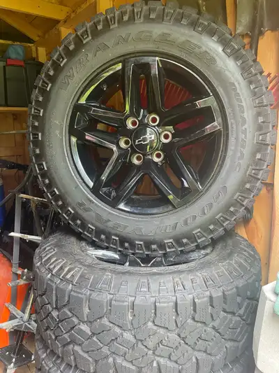 Factory tires and rims, were on a 2023 Chev TrailBoss, 800kms, no 275/65R18, mint condition