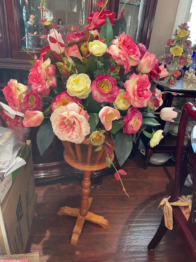 vintage solid wooden planter , excellent condition!  in Dining Tables & Sets in Hamilton - Image 5