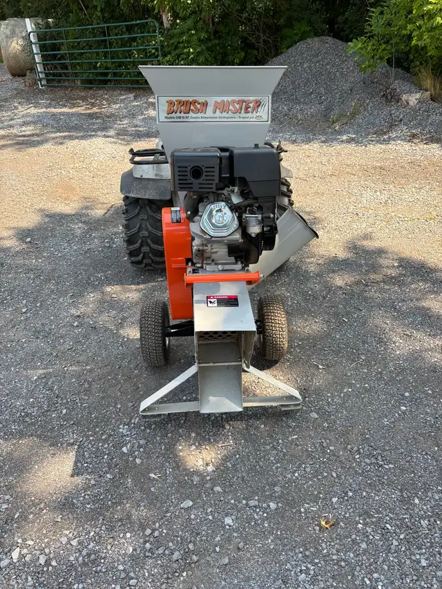 Wood Chipper in Lawnmowers & Leaf Blowers in Napanee - Image 5