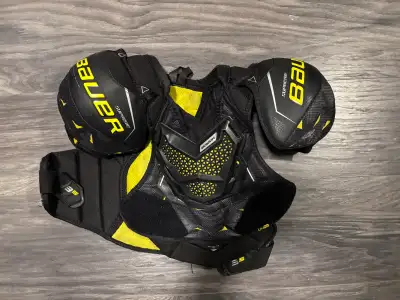 Used Bauer shoulder pads for sale. Size junior medium. Used for 3 seasons, but still in good conditi...