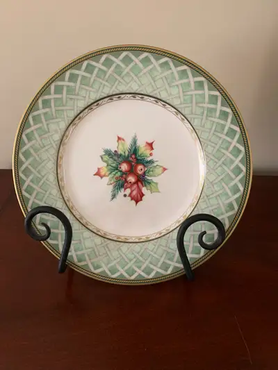 Show off your Christmas cookies with this beautiful accent/salad plate by Fitz & Floyd in Green bask...