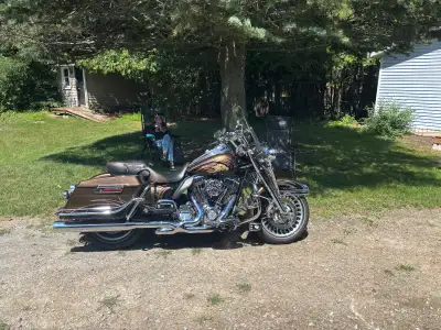 Beautiful custom Road King in amazing shape with V&H True Duals Exhaust, Performance SE Breather, an...