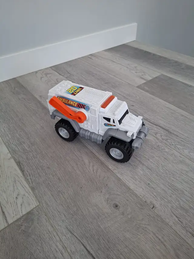 Police Truck and Ambulance. in Toys in Winnipeg - Image 5