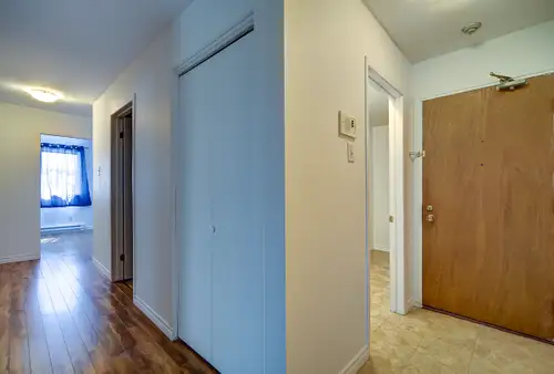 Logement situé rue Côté, 2ièm étage avec entrée sécurisé. Très grand balcon. Rénové 2024.