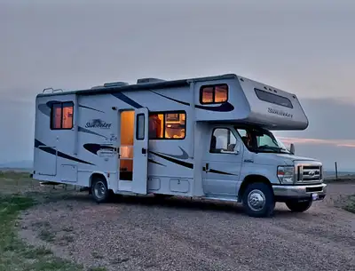 Un petit bijou !!!! Chassis Ford E-450. Génératrice intégrée, réfrigérateur neuf 2025, Auvent electr...