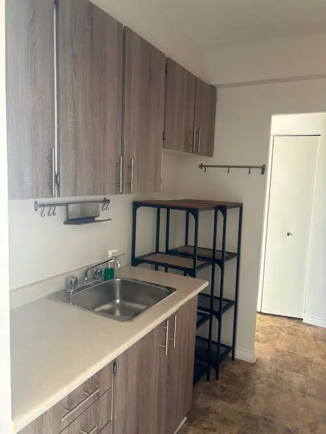 Urgent: cession de bail dès 1 nov. 3 1/2 avec balcon/ Piscine in Long Term Rentals in City of Montréal - Image 7