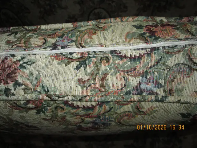 Vintage Sofa in Couches & Futons in Kingston - Image 7