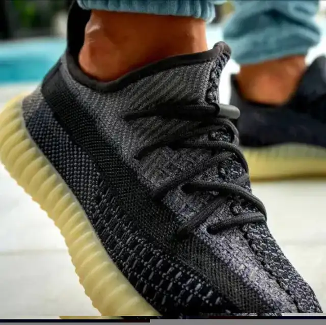 Yeezy 350 V2 Boost CARBON New sz12 in Men's Shoes in Markham / York Region - Image 5