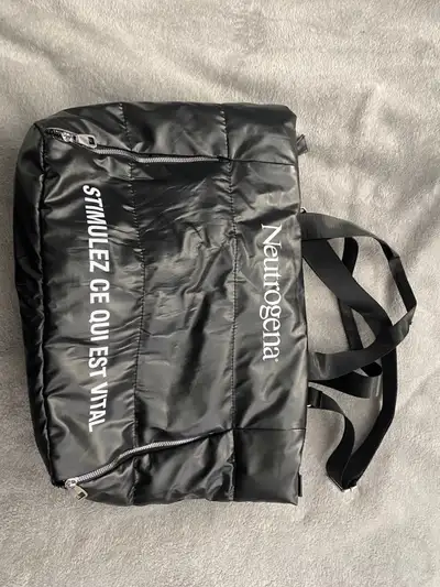 Sac neutragena pour femme (matériel lustre genre nylon) propre