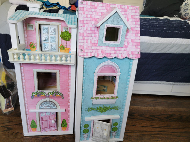 Doll house in Toys & Games in City of Toronto