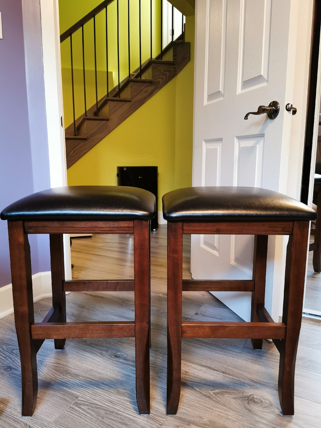 Faux Leather and Walnut Wood Backless Stool dans Décoration intérieure et accessoires  à Longueuil/Rive Sud