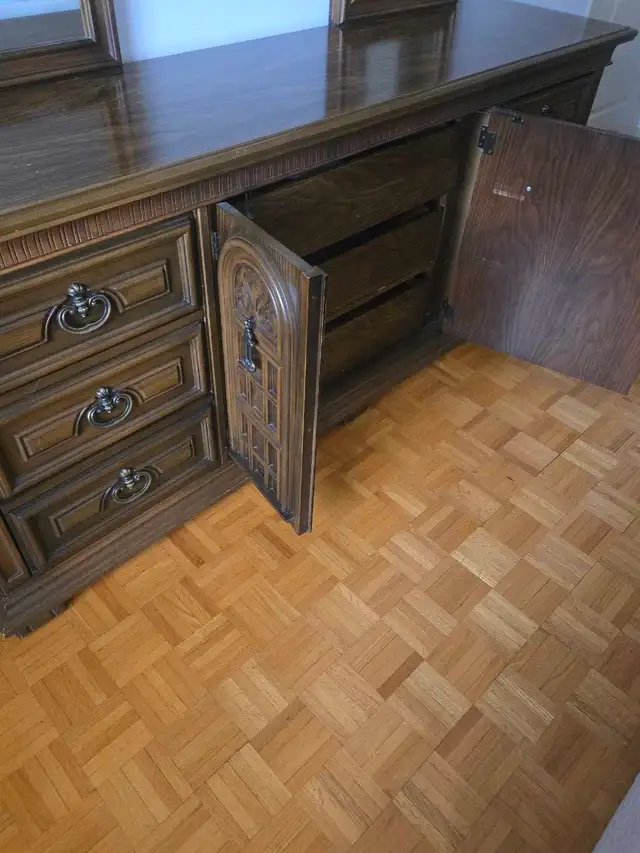 Ensemble de chambre a coucher in Dressers & Wardrobes in City of Montréal - Image 7