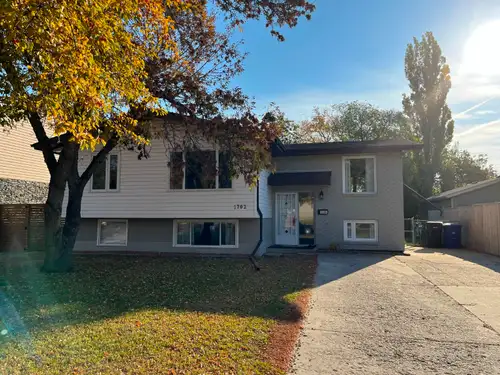 Modern High Ceilings Spacious Two spacious Bedroom One Upgraded Bathroom Basement Suite With Separat...