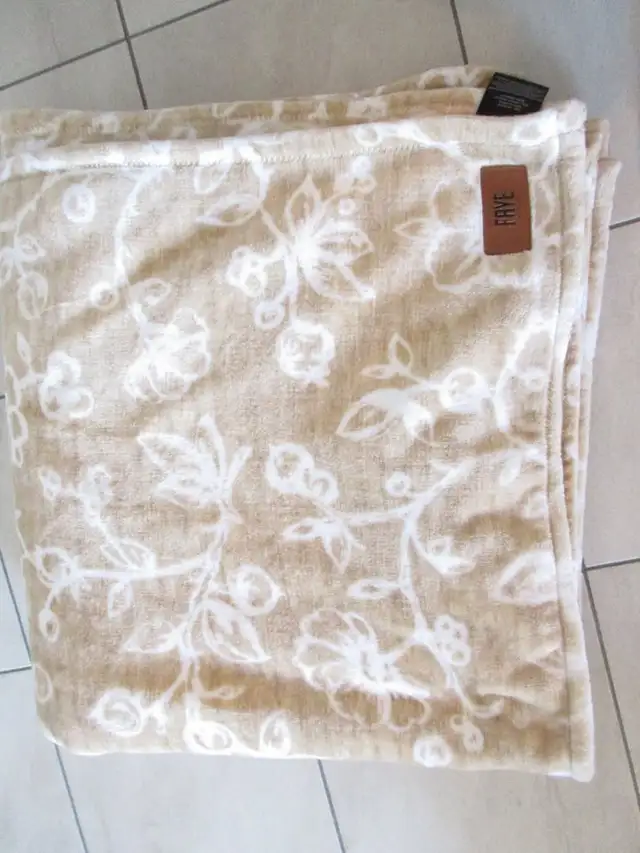 blanket in Bedding in St. Catharines - Image 2