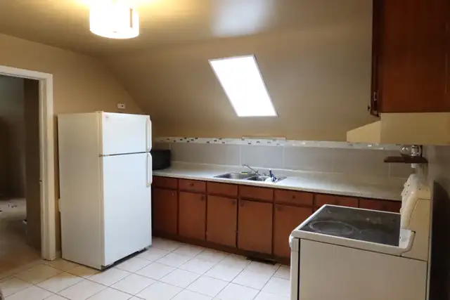 Large , fully furnished 2 bedroom apartment (Top Floor) in Short Term Rentals in Windsor Region - Image 3
