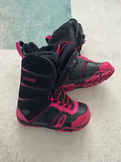 Women’s Nitro Crown TLS snowboard boots size 6.5, View more