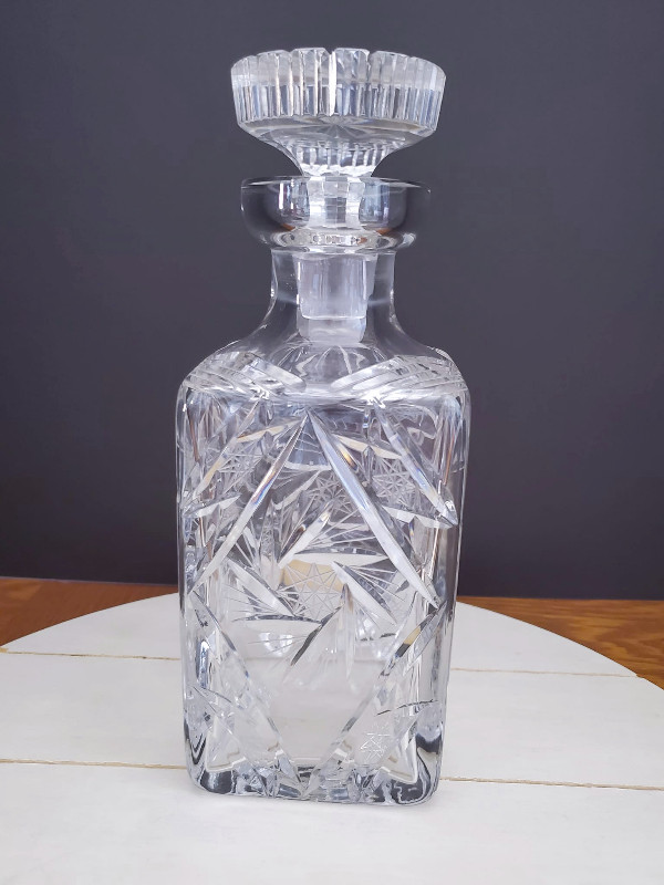 Lausitzer Glas Lead Crystal Pinwheel Decanter in Kitchen & Dining Wares in Kawartha Lakes