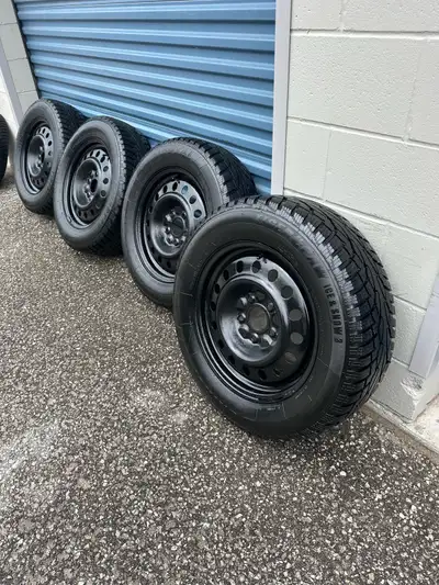 Set of four 225/65r17 102T Uniroyal TigerPaw Ice&Snow3 winter tires on 5x127 rims with working TPMS...