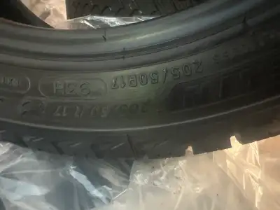 Pneus Michelin x-ice Snow achetés en octobre 2024 factures à l’appui pour une Impreza RS 2024. 205/5...