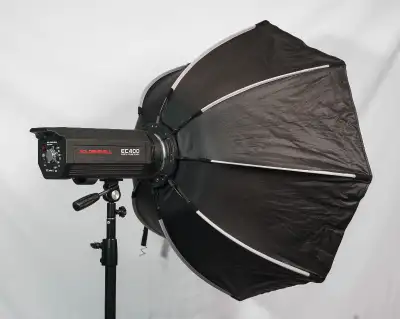 Pair of Goldenshell / Jenbei EC-400 strobes for sale. Strobes work great. One modeling lamp is burne...