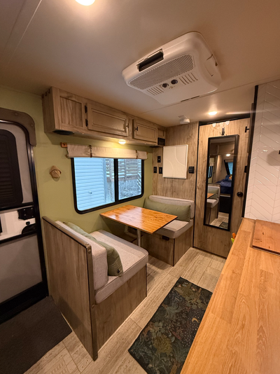 Roulotte 2019 Palomino Real-Lite 180. 3135 livres. Idéal pour 2 personnes. Fenestration abondante. B...