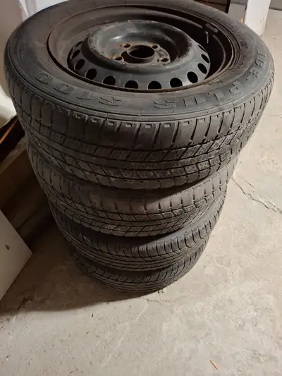 4x roues pour honda civic 2014 avec pneus d'hiver installés. Dimensions 195 65 r15. Utilisés durant...